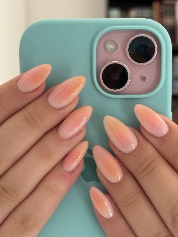 Uñas nude melocotón con acabado brillante