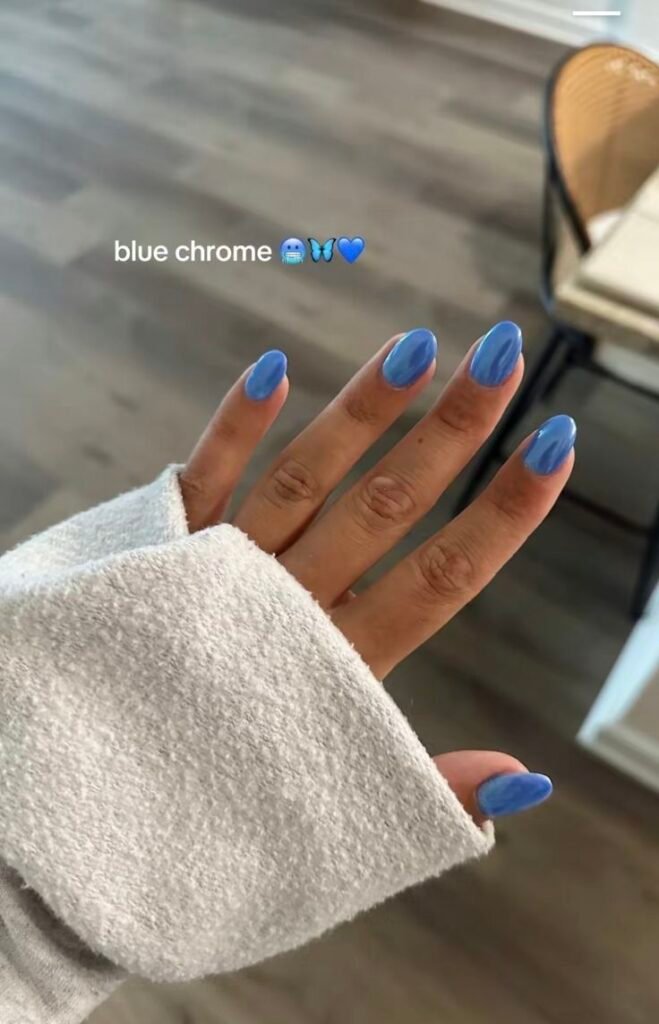 Uñas con efecto cromado azul