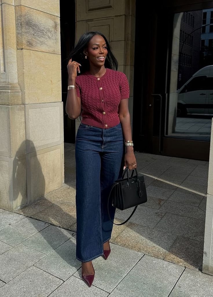 Top rojo con jeans oscuros