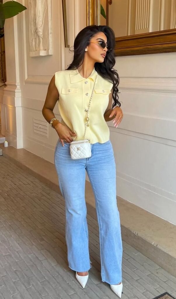 Chaleco amarillo con jeans claros