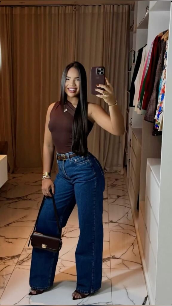 Top marrón con jeans oscuros de tiro alto