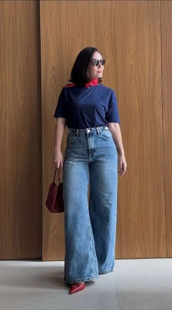 Camiseta azul marino con pañuelo al cuello y jeans