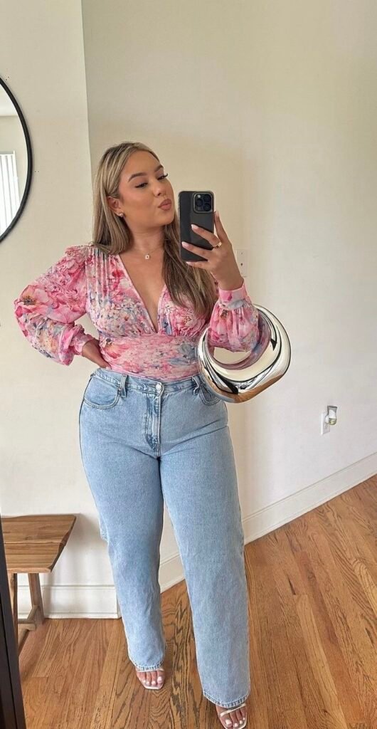 Blusa floral rosa con jeans claros de tiro alto