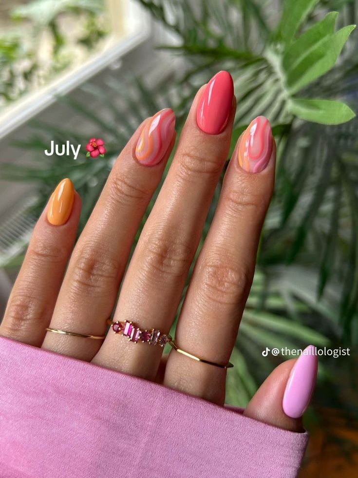 Uñas en tonos cálidos distintos, coral, naranja y rosa