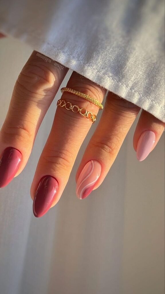 Uñas con degradado tipo aura en tonos rojo y coral