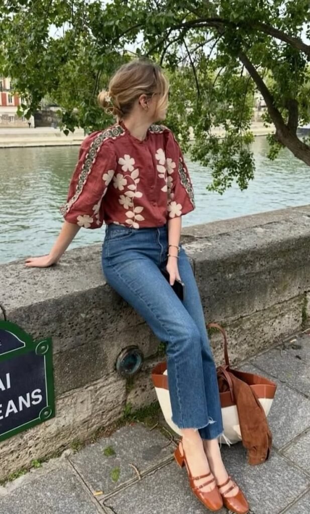 Blusa floral con jeans rectos y sandalias