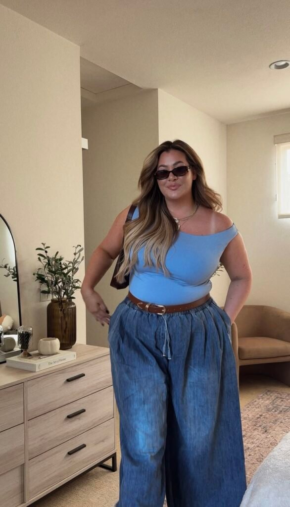 Top azul con pantalón vaquero de pinzas y cinturón
