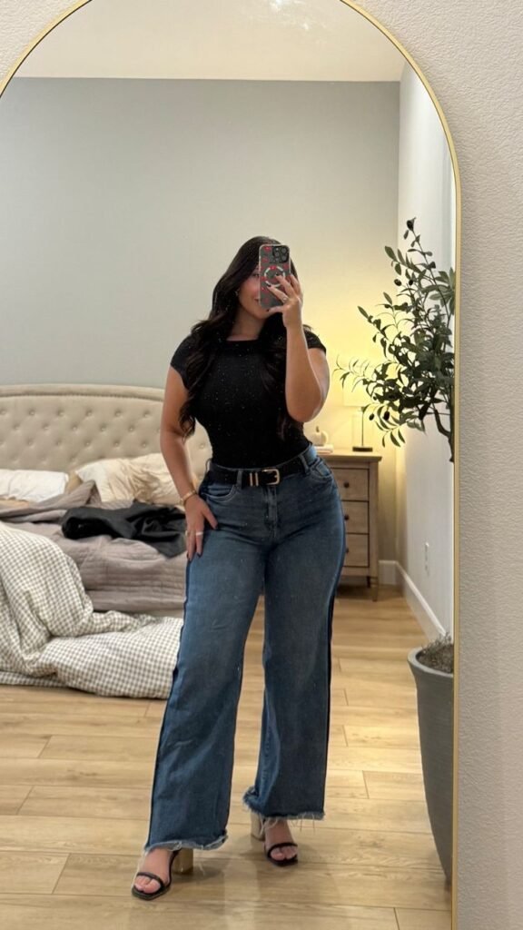 Top negro con pantalón vaquero ancho y cinturón