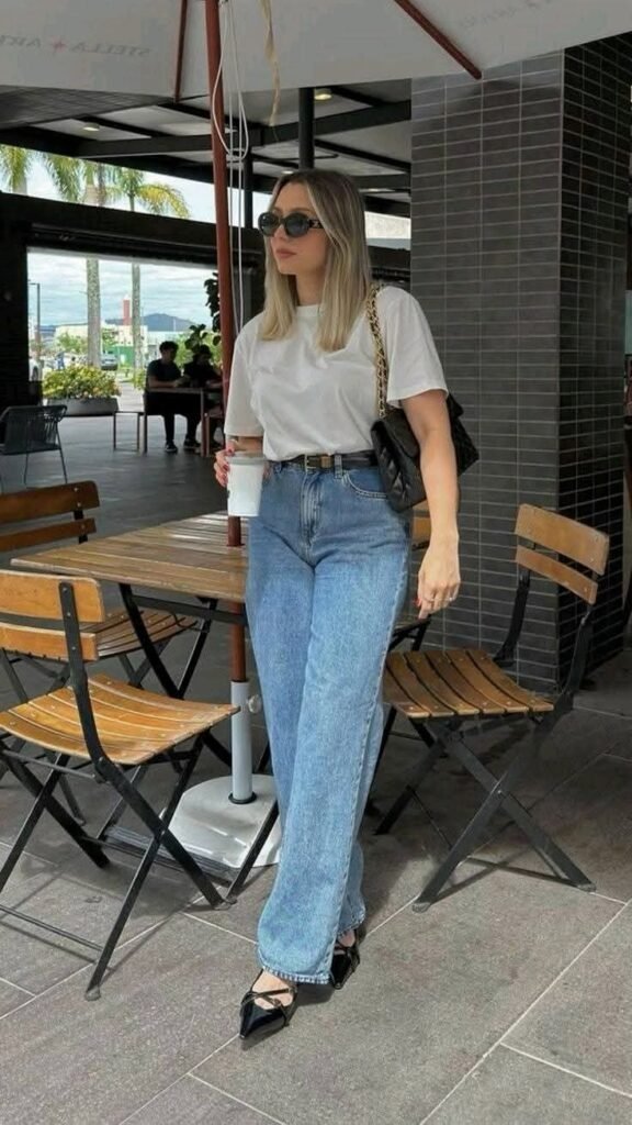 Camiseta blanca con jeans claros y cinturón