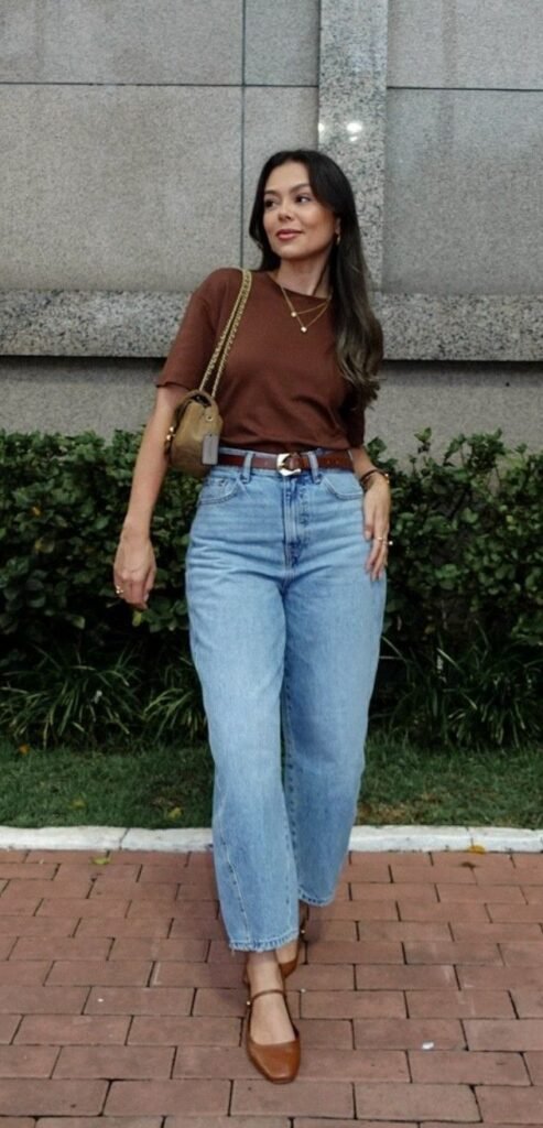 Camiseta marrón con jeans claros y cinturón