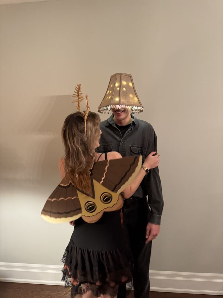 Disfraz de pareja para Halloween: La polilla y la lámpara