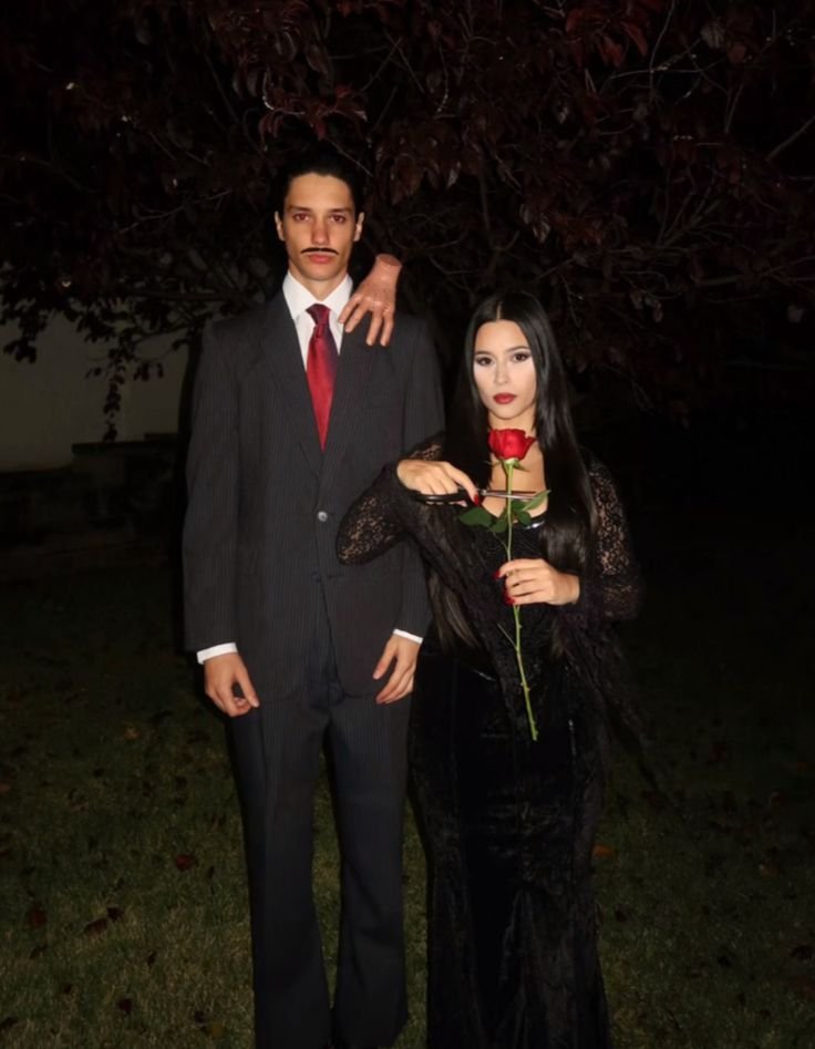 Disfraz de pareja para Halloween: Morticia y Gómez Addams